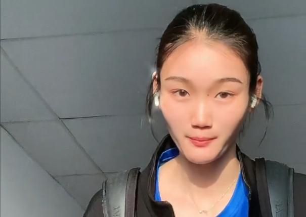 阴错阳差地，之华开始透过没留地址的书信重拾失落的年少岁月，向尹川倾诉心事